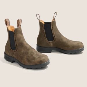 Women’s Classic Blundstones in rustic brown
